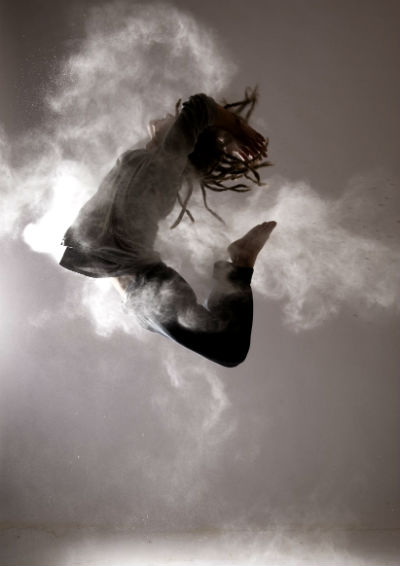 In the Dust é um exemplo excepcional de dança contemporânea  que utiliza uma linguagem coreográfica com técnicas de break, hip hop e dança moderna. Foto: Daniel Moncure Sime/ Divulgação