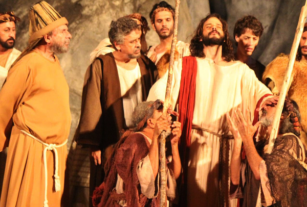 Jones Melo, à esquerda, em cena da Paixão de Cristo de Nova Jerusalém