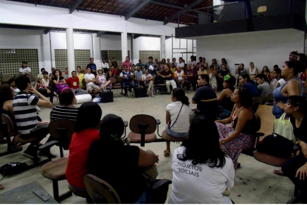 Reunião com professores e alunos no Teatro Joåo Pernambuco. Foto: Reprodução da internet