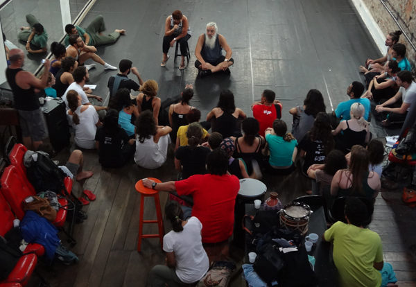 Jean-Jacques Lemêtre, do Théâtre du Soleil, ministrou oficina no Espaço Coletivo. Fotos: Tadeu Gondim