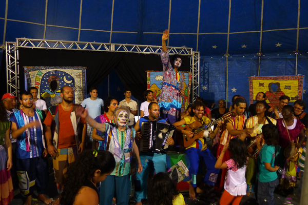 Espetáculo foi encenado na lona de circo montada no Sesc Piedade