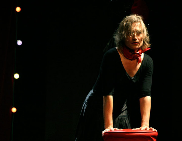 Nathalie Mentha. no espetáculo Per Edith Piaf, do Teatro Potlach (Itália/Suíça)