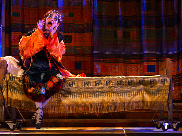 O Festival Recife do Teatro Nacional foi a primeira prova de fogo da secretaria de Cultura do Recife. E muitos problemas aconteceram, começando do conceito do festival - que sempre foi trazer espetáculos de destaque e de referência estética no circuito nacional - e não foi levado, a grosso modo, em consideração. Na foto, uma exceção: o espetáculo que abriu o festival, Os gigantes da montanha, do Galpão. Foto: Pollyanna Diniz