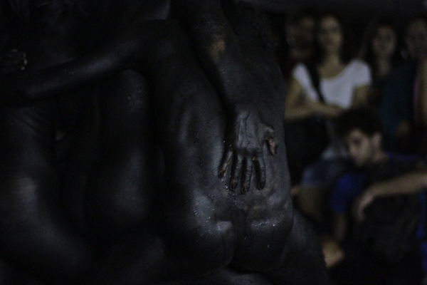 De repente fica tudo preto de gente tem performers de vários lugares do mundo. Foto: Lígia Jardim