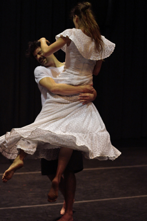 Companhia MPTA – Les Mains, les Pieds et la Tête Aussi - leva três bailarinos ao palco