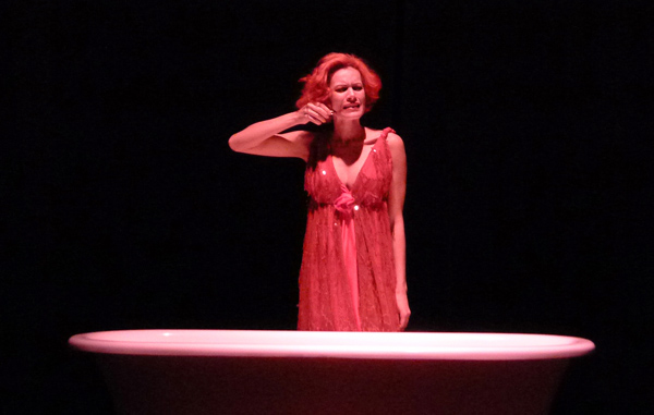 Essa febre que não passa, do Coletivo Angu de Teatro, tem elenco exclusivamente feminino. Foto: Ivana Moura