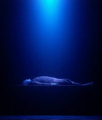 Ator inicia peça deitado sobre um plataforma. Foto: Suewellyn Cassimiro