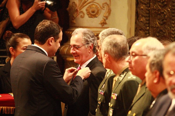 Entrega das medalhas pelo governador. foto: Foto: Roberto Pereira/ SEI
