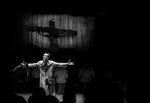 Dinho Lima Flor interpreta o bispo no espetáculo O avesso do Claustro. Foto: Alecio Cezar