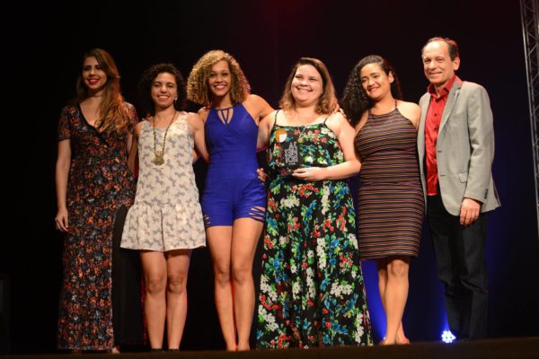 Alguém Pra Fugir Comigo, a grande surpresa da noite, recebeu prêmio das mãos do secretário de Cultura Marcelino Granja