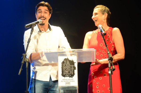 Atores Alexandre Guimarães e Sonia Bierbard, apresentadores da noite