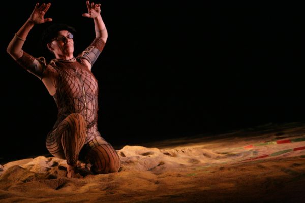  Meia tonelada de areia no palco. Foto: Marcos Aurélio / Divulgação