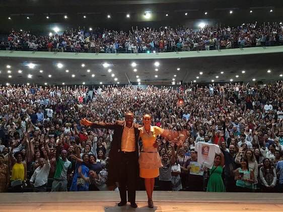 Sessão de O Topo da Montanha no Recife, com Lázaro Ramos e Thaís Araújo. Foto: Reprodução do Facebook