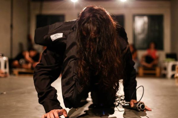 Ragnok, com a DIG Cia de Dança-teatro, na atuação de Pollyana Monteiro. Foto Paulo Michelloto