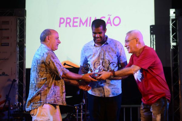 Fred Nascimento, de Retomada, recebe prêmio de Antonio Cadengue. Foto: Pedro Portugal