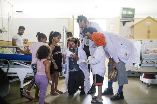 Arilson Lopes, ao centro, como Dr. Ado, no Hospital da Restauração. Foto: Lana Pinho