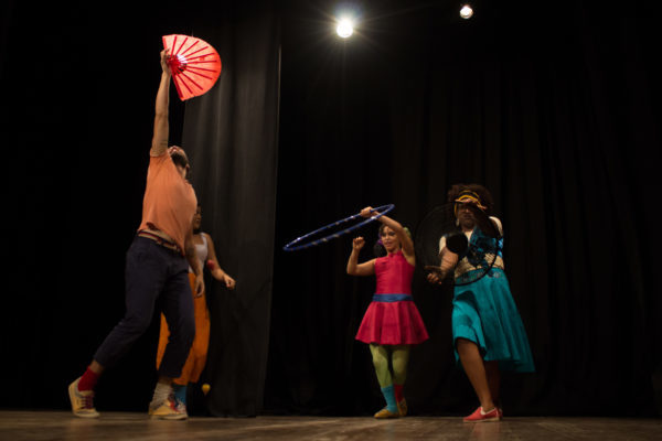 Tutorial de tudo faz última sessão no Teatro Joaquim Cardozo. Foto: Doralice Lopes