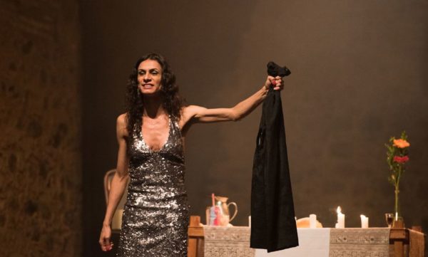 Renata Carvalho, em cena da peça que defende valores cristãos, como o amor ao próximo. Foto: Leonardo Pastor/Divulgação