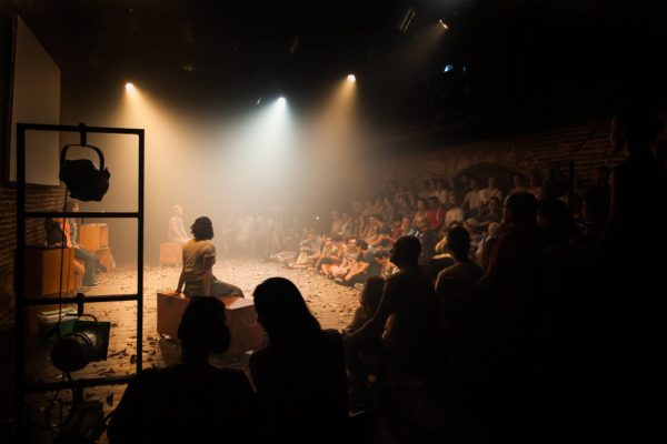 Espera o outono, Alice, do AMARÉ Grupo de Teatro, foi o terceira montagem a sair do festival. Foto Arnaldo Sete